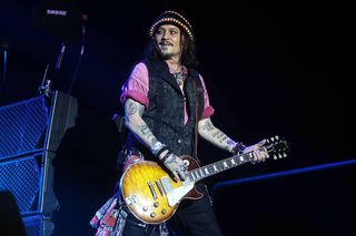 Johnny Depp dorównuje umiejętnościom Joe Perry'ego i Jeffa Backa? Odważne stwierdzenie Alice'a Coopera!