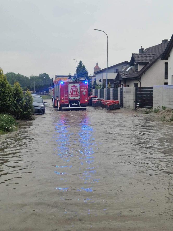 Potężna ulewa nad Śremem! Miasto zalane. Strażacy walczą z żywiołem [ZDJĘCIA]. 