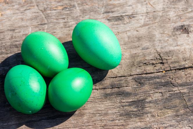 Zielone pisanki: jak naturalnie zabarwić jajka na zielono?