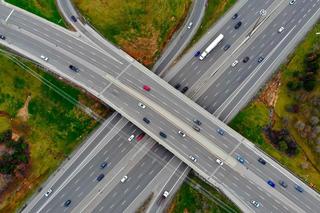 Dzieci grały w piłkę na autostradzie. Matka się cieszyła i wszystko nagrywała