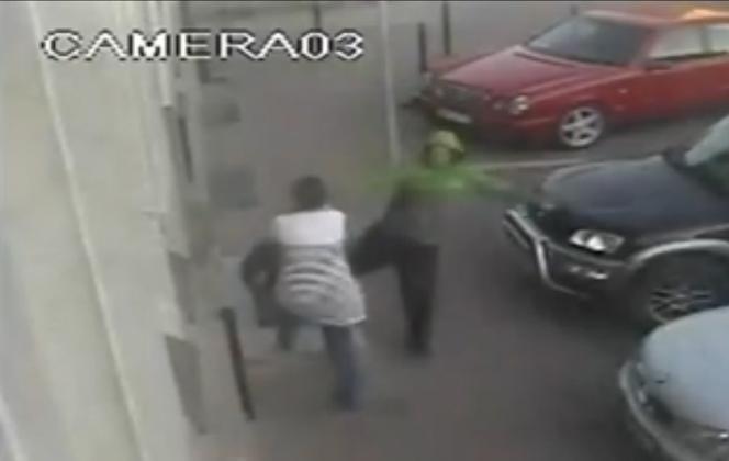 Bulwersujące nagranie! Mężczyzna zaatakował bezbronną kobietę!