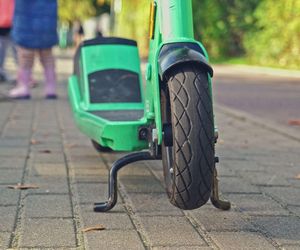 Nastolatek miał wypadek na elektrycznej hulajnodze. Uchroniła go jedna rzecz