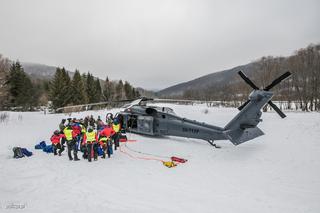 Zimowe ćwiczenia służb w Bieszczadach. Zdjęcia jak z planu filmu akcji 