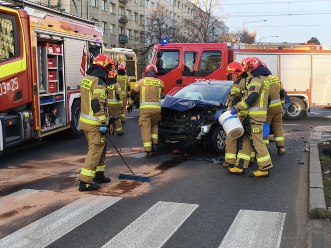 Warszawa. Dwa wypadki na skrzyżowaniu Grójeckiej i Wawelskiej. Autobus zderzył się z pojazdem wojskowym [ZDJĘCIA].