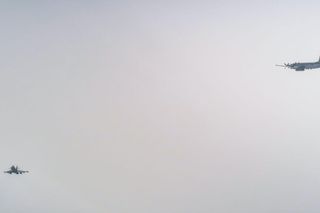 Szwedzki myśliwiec JAS39 Gripen i rosyjski samolot rozpoznawczy Ił-20M