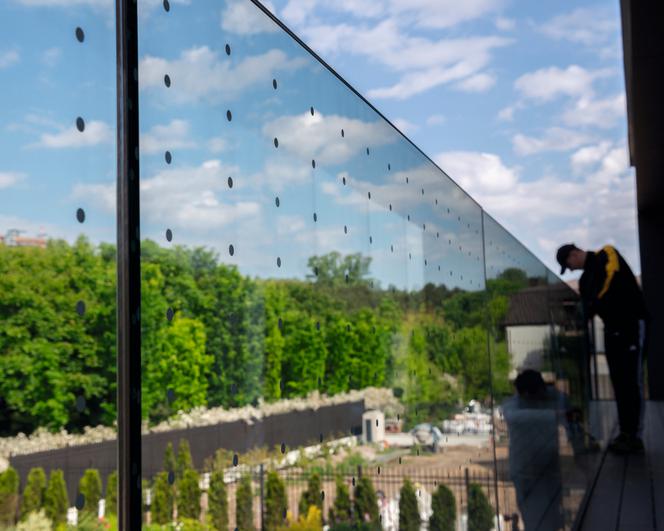 Akcja oznakowywania szklanych balustrad siedziby WWF Polska w Warszawie