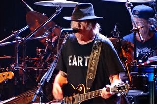 Neil Young miał zagrać darmowy koncert w Ukrainie. Występ został jednak odwołany!