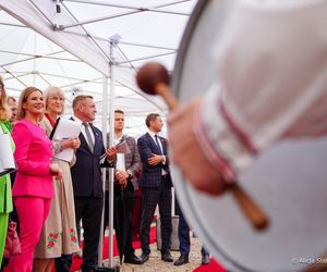 Marta Nawrocka w różu zachwyca na dożynkach! Wiemy, kto wygrał konkurs na najpiękniejszy wieniec