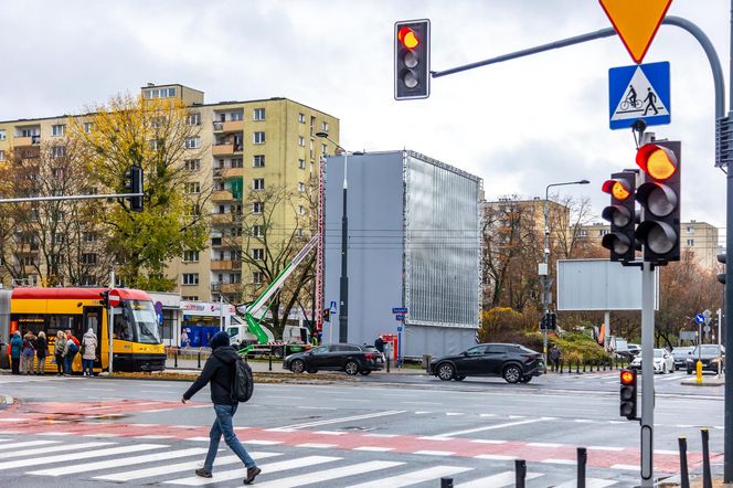 Stelaż reklamowy na rogu ul. Anielewicza i al. Jana Pawła II w Warszawie