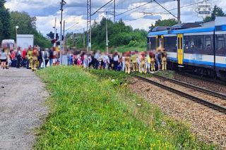 Pożar lokomotywy w Tychach. Ewakuowano stu pasażerów. Ruch został wstrzymany