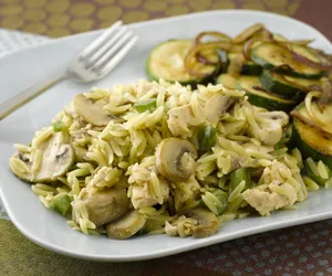 Makaron orzo z pieczarkami i porem.  Tak pyszny, że będziesz chcieć więcej