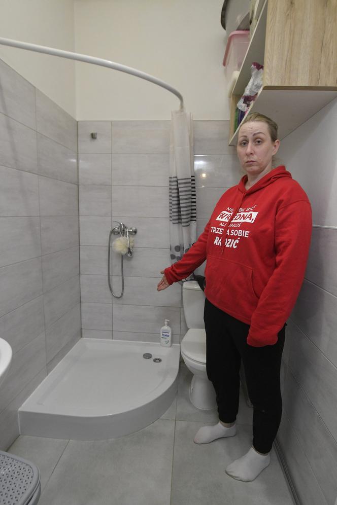 Kolejnym problemem jest nieprzystosowana łazienka. Żona nie może wjechać z wózkiem inwalidzkim pod prysznic. 
