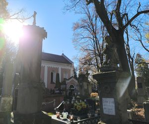 Słoneczna pogoda sprzyjała. 32. Kwesta Na Odnowę Zabytków Starego Cmentarza w Tarnowie