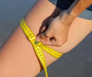 Te ćwiczenia pomagają pozbyć się cellulitu. Rób tak przez 10 minut dziennie i zobaczysz, co się stanie