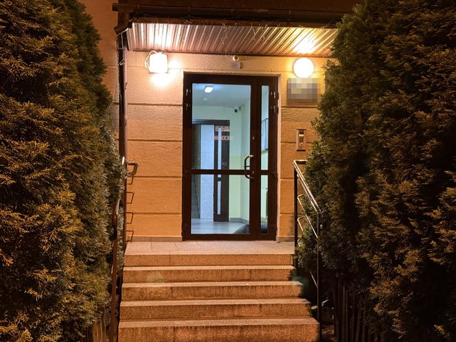 Atak ostrym narzędziem na Białołęce. Pod drzwiami pełno śladów krwi