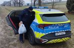 Nie tylko egzekwują prawo, ale także niosą pomoc. Policjanci z Wielkopolski otoczyli pomocą bezdomnego