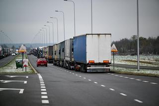 Kolejka ciężarówek przez protest przewoźników na granicy w Medyce