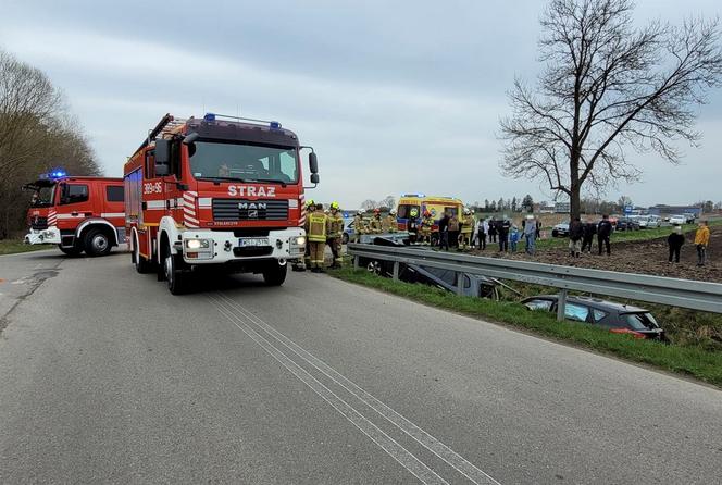 Totalna demolka pod Siedlcami. Osobówki staranowały bariery. Cztery osoby w szpitalu