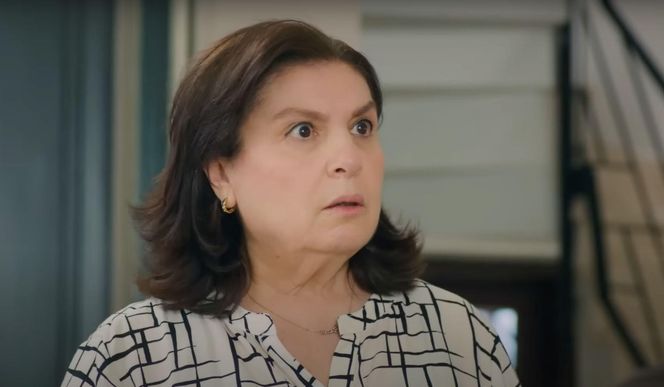 Porywacz Zeynep, Ragip, zjawi się w domu Bulenta i zagrozi, że wplącze Melis w przestępstwo.