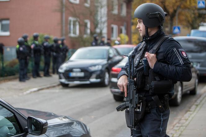 Niemieckie jednostki policji szturmują szkołę w Hamburgu po doniesieniach o bandycie