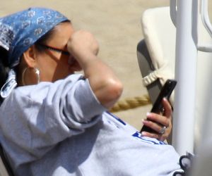 Kayah. Leczyła gardło i opalała kolana