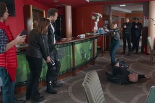 Na sygnale odc. 728. Piotrek (Dariusz Wieteska), Martyna (Monika Mazur), Max (Piotr Zelt), Niunia (Katarzyna Dominiak), pracownik (Maarten Eiche), inspektor Urszula Krzaklewska (Małgorzata Tuszyńska)