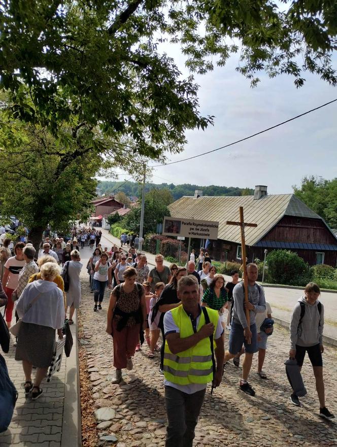 Rocznica koronacji Matki Bożej Kębelskiej w Wąwolnicy. Pojawiło się tysiące wiernych. Zobacz