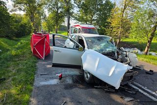 Kierowca nissana huknął w drzewo. Tragedia na drodze pod Lidzbarkiem