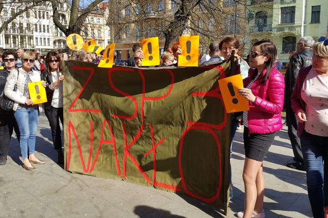 Strajkujący nauczyciele spotkali się na placu Wolności w Bydgoszczy. - Nie poddamy się! [ZDJĘCIA]