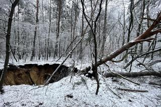 Zapadlisko w Trzebini powstałe 20 stycznia 2023. Dzień wcześniej ziemia zapadła się w innym miejscu