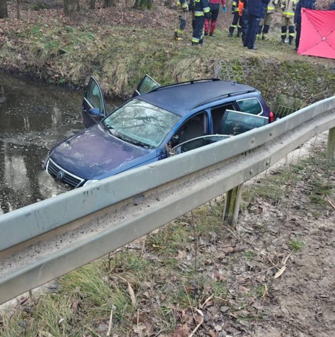 Zaździerz. Mężczyzna utonął w czasie ratowania swojego samochodu. Śmiertelny wypadek [ZDJĘCIA]