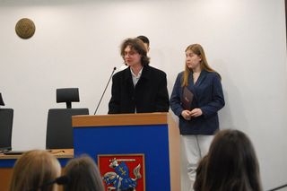 W marcu 2025 roku 47 uczniów szkół podstawowych i ponadpodstawowych debatowało w Urzędzie Miasta Siedlce w ramach kampanii profilaktycznej „Widzę – rozmawiam – reaguję”.