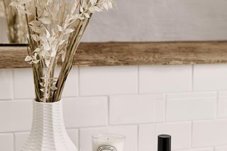 Łazienka biała z drewnem