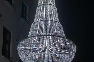 Na podwórzu przy ul. Piotrkowskiej 118 zawisły kryształowe kandelabry