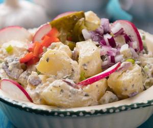 Ziemniaki z obiadu w nowej roli. Błyskawiczna sałatka na każdą okazję zero waste