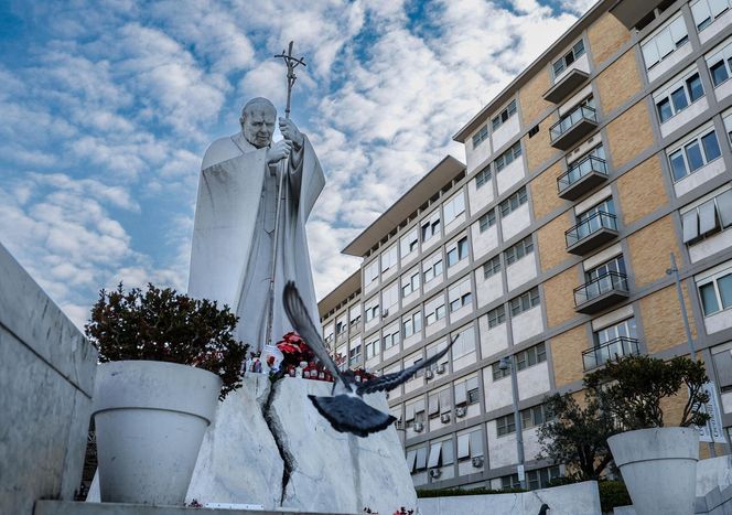 Wierni modlą się za papieża Franciszka. Tłum pod kliniką Gemelli w Watykanie