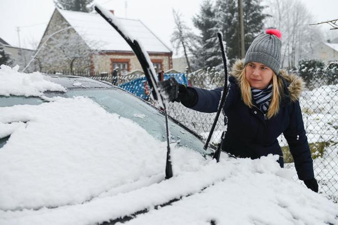 zima, śnieg, odśnieżanie samochodu