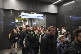 Dantejskie sceny na stacji metra Świętokrzyska. Tłum nie mieści się w korytarzach