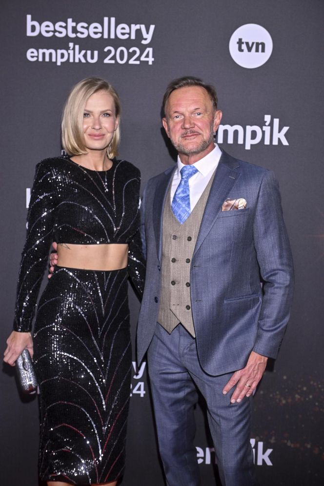 Edyta Pazura uciekła z Polski. Zamiast w sukienkę wskoczyła w kołdrę!