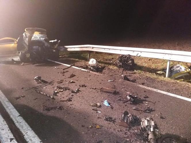 Tragiczny wypadek w Jeziorach Wielkich! Nie żyje młody kierowca! [ZDJĘCIA]