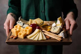 Deska serów – jak ją przygotować? Eksperci obalają 14 mitów na temat sera