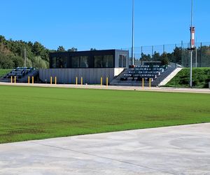 Budowa stadionu w Starachowicach. Na murawie już zielono