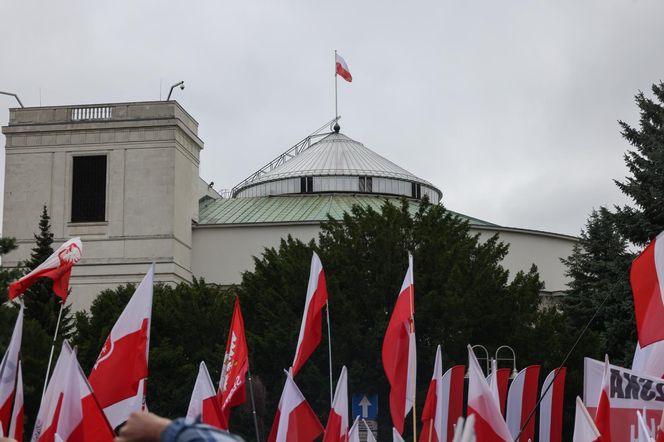 Zwolennicy Karola Nawrockiego pod Sejmem 6.08.2025