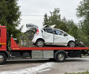 Makabra na drodze pod Grójcem. Osobowe suzuki czołowo zderzyło się z ciężarówką