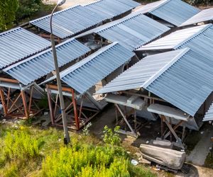 Elementy rozebranego pawilonu „Emilia” przechowywane na Białołęce w Warszawie