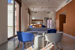 Nowy budynek na górnym dziedzińcu kampusu Uniwersytetu Warszawskiego