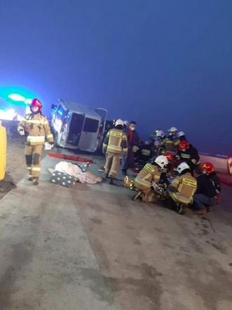 Kamieńsk: WYPADEK na "Gierkówce"! Bus UDERZYŁ w betonowe bariery, 5 osób RANNYCH! [FOTO]