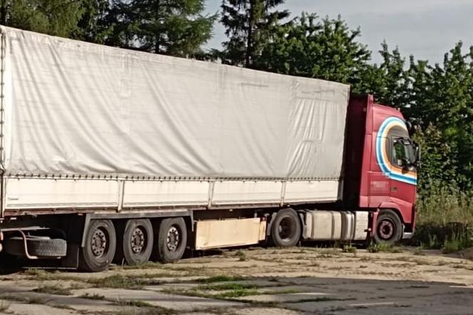 Krasnystaw: Pijany kierowca TIR-a wypadł z kabiny! Wiózł potężny ładunek