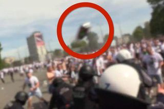 Służby opublikowały szokujące nagranie. Kibice rzucali w policjantów szklanymi butelkami. „Zatrzymali blisko 100 osób”.