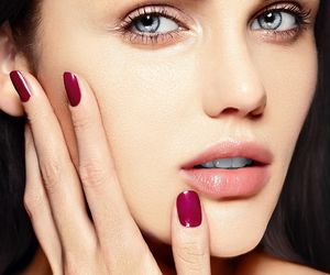 Ten kolor paznokci to kwintesencja elegancji. Idealnie pasuje do jesiennych stylizacji